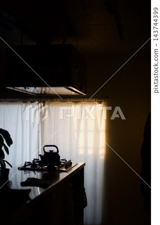 日出後不久,昏暗的廚房。 日出後不久,昏暗的廚房。 143744399