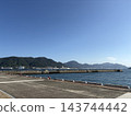 被藍天碧海和連綿山脈環繞的港口景色。 143744442