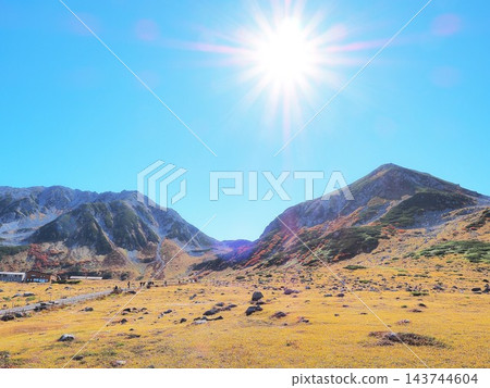 富山縣：十月，秋日的陽光照耀著大山和淨土山。 143744604