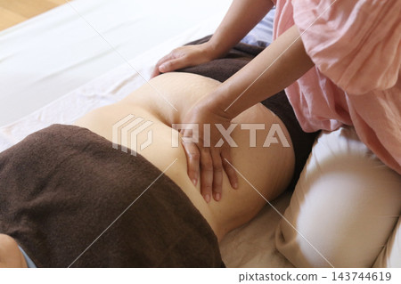 一位女士正在進行腹部按摩。 143744619