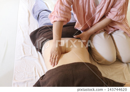 一位女士正在進行腹部按摩。 143744620