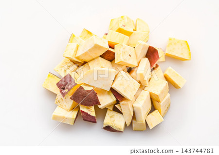 切丁的生地瓜 切丁的生地瓜 143744781