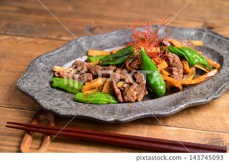 蠔油牛肉青椒炒菜 蠔油牛肉青椒炒菜 143745093