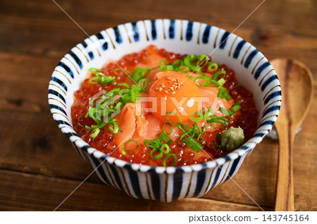 在米的三文魚炸肉排 143745164