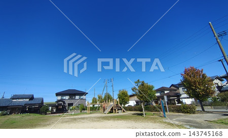 晴朗藍天下，住宅區內的公園和遊樂場。 143745168
