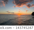 熱帶日落美景，夕陽的餘暉灑在大海上，粉紅色的雲朵在地平線上蔓延開來。 143745287