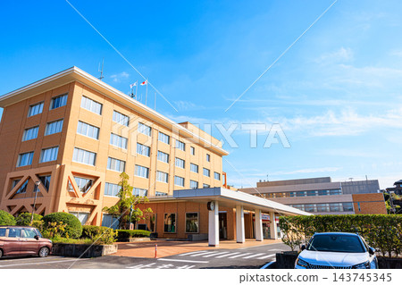 在陽光明媚的日子裡,水波市市政廳的外觀(岐阜縣水波市) 在陽光明媚的日子裡,水波市市政廳的外觀(岐阜縣水波市) 143745345