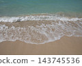 碧綠的海水掀起白色浪花，拍打著沙灘。 143745536