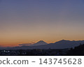 富士山的日落景色美極了；暮色降臨時，天空的色彩變幻令人驚嘆。 143745628