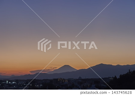 富士山的日落景色美極了;暮色降臨時,天空的色彩變幻令人驚嘆。 富士山的日落景色美極了;暮色降臨時,天空的色彩變幻令人驚嘆。 143745628