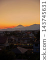在富士山的夕陽西下，城市燈光開始亮起，映襯著美麗的紅色天空。 143745631