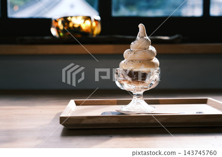 盛在木托盤上的玻璃杯裡的軟冰淇淋 143745760