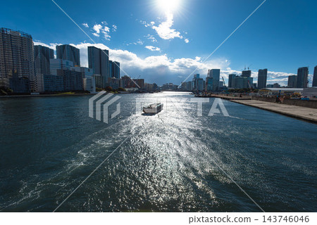 沿著隅田川航行的船屋，經過正在進行重建的舊築地市場。 143746046