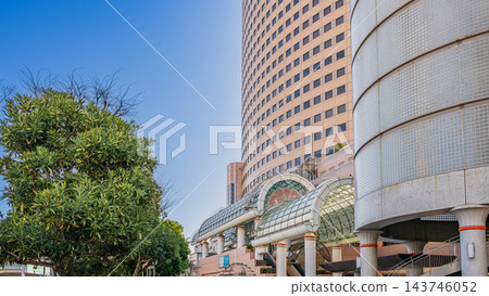 在陽光明媚的日子裡,從廣角鏡頭(16:9)拍攝的濱松市 Act City 和 Act Tower 周圍的城市景觀(靜岡縣)。 在陽光明媚的日子裡,從廣角鏡頭(16:9)拍攝的濱松市 Act City 和 Act Tower 周圍的城市景觀(靜岡縣)。 143746052