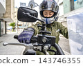 元町商店街上，一位女騎士的雙手特寫 143746355