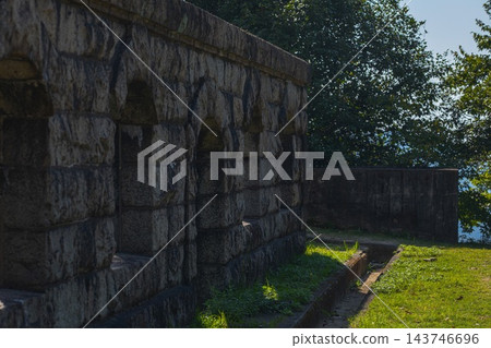 巨大的石牆和拱形結構的遺跡 巨大的石牆和拱形結構的遺跡 143746696