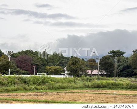 雲霧繚繞的山巒與秋日的田野 雲霧繚繞的山巒與秋日的田野 143746764