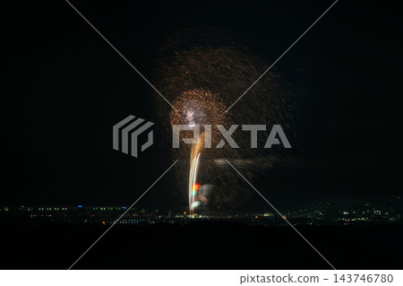 靜岡縣袋井市的袋井遠州煙火大會,將夜空裝點得絢麗多彩。 靜岡縣袋井市的袋井遠州煙火大會,將夜空裝點得絢麗多彩。 143746780