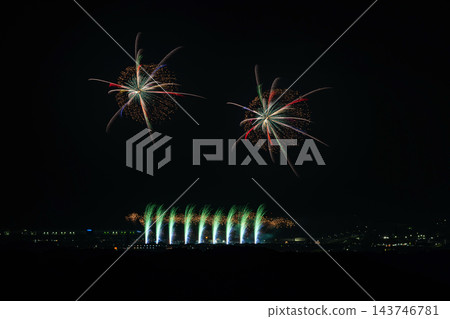 靜岡縣袋井市的袋井遠州煙火大會,將夜空裝點得絢麗多彩。 靜岡縣袋井市的袋井遠州煙火大會,將夜空裝點得絢麗多彩。 143746781