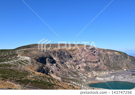 藏王禦間火山口湖景色。 藏王禦間火山口湖景色。 143747298