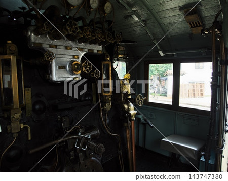 在津和野站展出的D51型機車駕駛室內部。 在津和野站展出的D51型機車駕駛室內部。 143747380