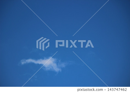 當您穿過雲層之間的空間時,另一邊是藍天 當您穿過雲層之間的空間時,另一邊是藍天 143747462