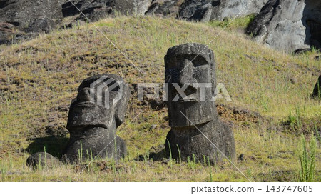 復活節島:南太平洋上一個神秘而孤立的島嶼。 復活節島:南太平洋上一個神秘而孤立的島嶼。 143747605