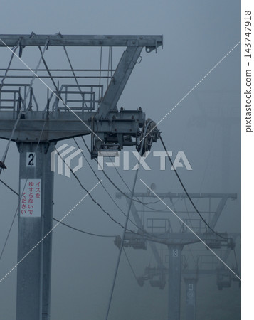 廢棄的滑雪纜車籠罩在霧氣之中。 廢棄的滑雪纜車籠罩在霧氣之中。 143747918