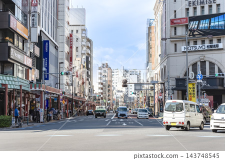 從東武淺草站向外延伸的商業區街景,以及車站前的主要街道。 從東武淺草站向外延伸的商業區街景,以及車站前的主要街道。 143748545