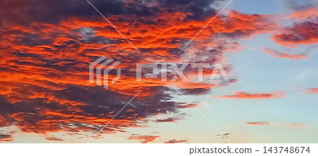 夕陽下的鱗片雲彩 143748674