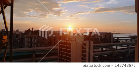 夕陽西下,城市景觀與金色的晚霞交相輝映。 夕陽西下,城市景觀與金色的晚霞交相輝映。 143748675