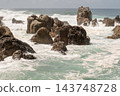 岩石海岸線，洶湧的波濤拍打著海岸。 143748728