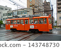 橙色的電車穿梭在城市中 143748730