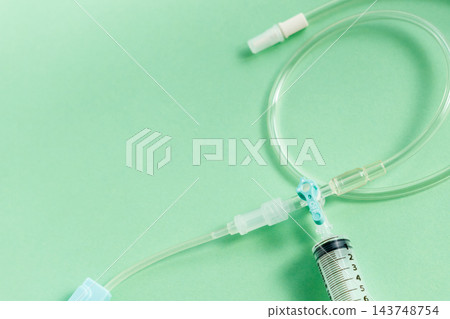 注射器直接連接到靜脈輸液管的三通旋塞上(沒有封閉式接頭) 注射器直接連接到靜脈輸液管的三通旋塞上(沒有封閉式接頭) 143748754