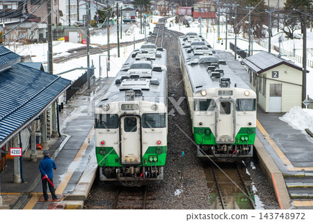 JR東日本 KiHa 40系,只見線,會津盤谷站,轉乘站。 JR東日本 KiHa 40系,只見線,會津盤谷站,轉乘站。 143748972