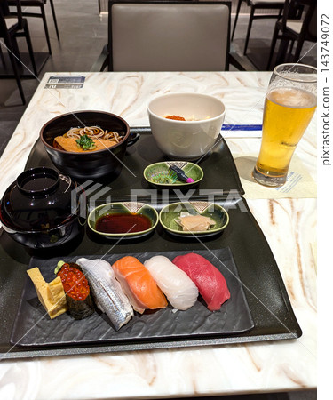 在羽田機場ANA套房貴賓廳享用壽司和蕎麥麵套餐 在羽田機場ANA套房貴賓廳享用壽司和蕎麥麵套餐 143749072