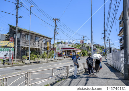 橫濱市保土谷區西屋站週邊道路的公車站及街景 橫濱市保土谷區西屋站週邊道路的公車站及街景 143749181