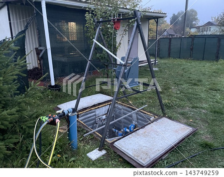 Lifting and lowering equipment for borehole pump Lifting and lowering equipment for borehole pump 143749259