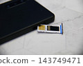 將SIM卡插入智慧型手機。 143749471