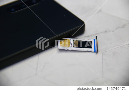 將SIM卡插入智慧型手機。 將SIM卡插入智慧型手機。 143749471