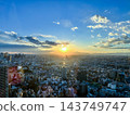 東京城市景觀在藍天下徐徐展開，呈現一幅全景式的城市風景。 143749747