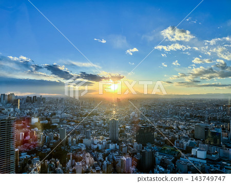 東京城市景觀在藍天下徐徐展開，呈現一幅全景式的城市風景。 143749747