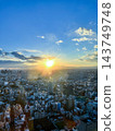 東京城市景觀在藍天下徐徐展開，呈現一幅全景式的城市風景。 143749748