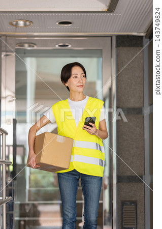 女人攜帶行李 女人攜帶行李 143749824