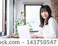 在辦公室使用筆記型電腦的年輕女商人 143750547