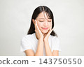 一幅女子美人肖像，她雙眼緊閉，雙手捧著臉頰，面帶微笑。 143750550