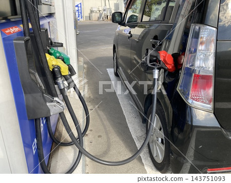 一輛輕型車輛正在加油站加油 一輛輕型車輛正在加油站加油 143751093