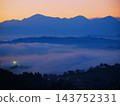 A panoramic view of the Echigo Sanzan mountains from Ojiya-Yamamotoyama Plateau, bathed in the morning glow of a sea of clouds. 143752331