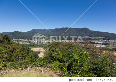 名久留美城遺址:從外堡遺址眺望三峰山,群馬縣水上町 名久留美城遺址:從外堡遺址眺望三峰山,群馬縣水上町 143752639