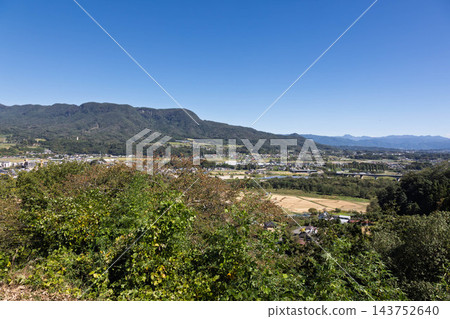 名久留美城遺址:從外堡遺址眺望三峰山,群馬縣水上町 名久留美城遺址:從外堡遺址眺望三峰山,群馬縣水上町 143752640